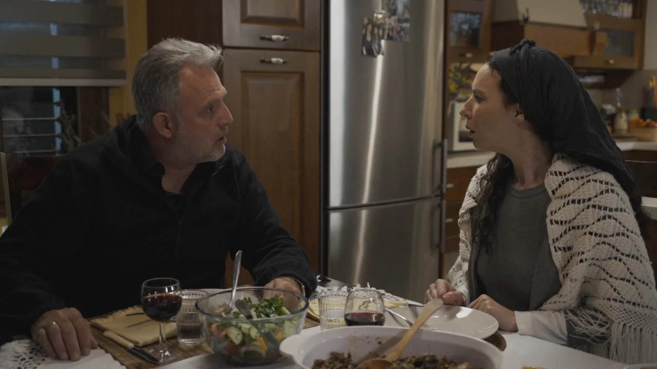 Η γη της ελιάς: η Αρετή ανακαλύπτει τη σχέση του Στάθη και της Ιουλίας