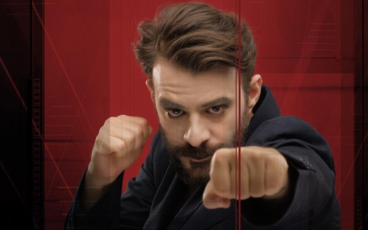 Κωνσταντίνος Γαβαλάς: στη σκηνή της θεατρικής παράστασης Οθέλλος με την σύντροφό του, Ελευθερία Κοντογεώργη περιμένοντας τον πελαργό