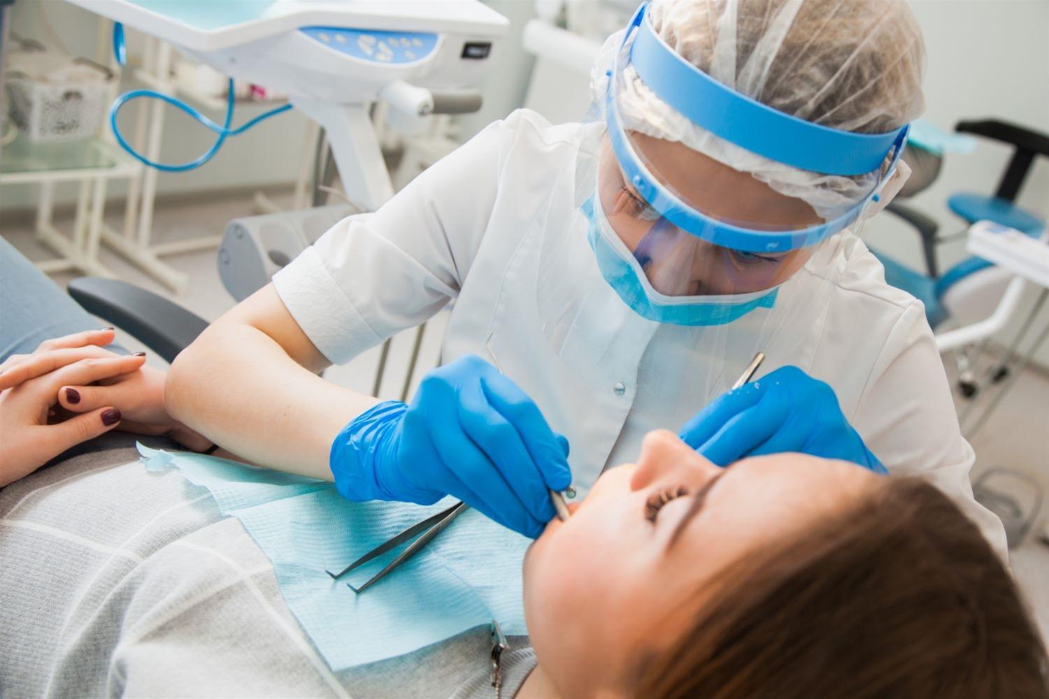 Οδοντιατρεία: οι γιατροί καθορίζουν για ποιες ιατρικές πράξεις απαιτείται rapid test