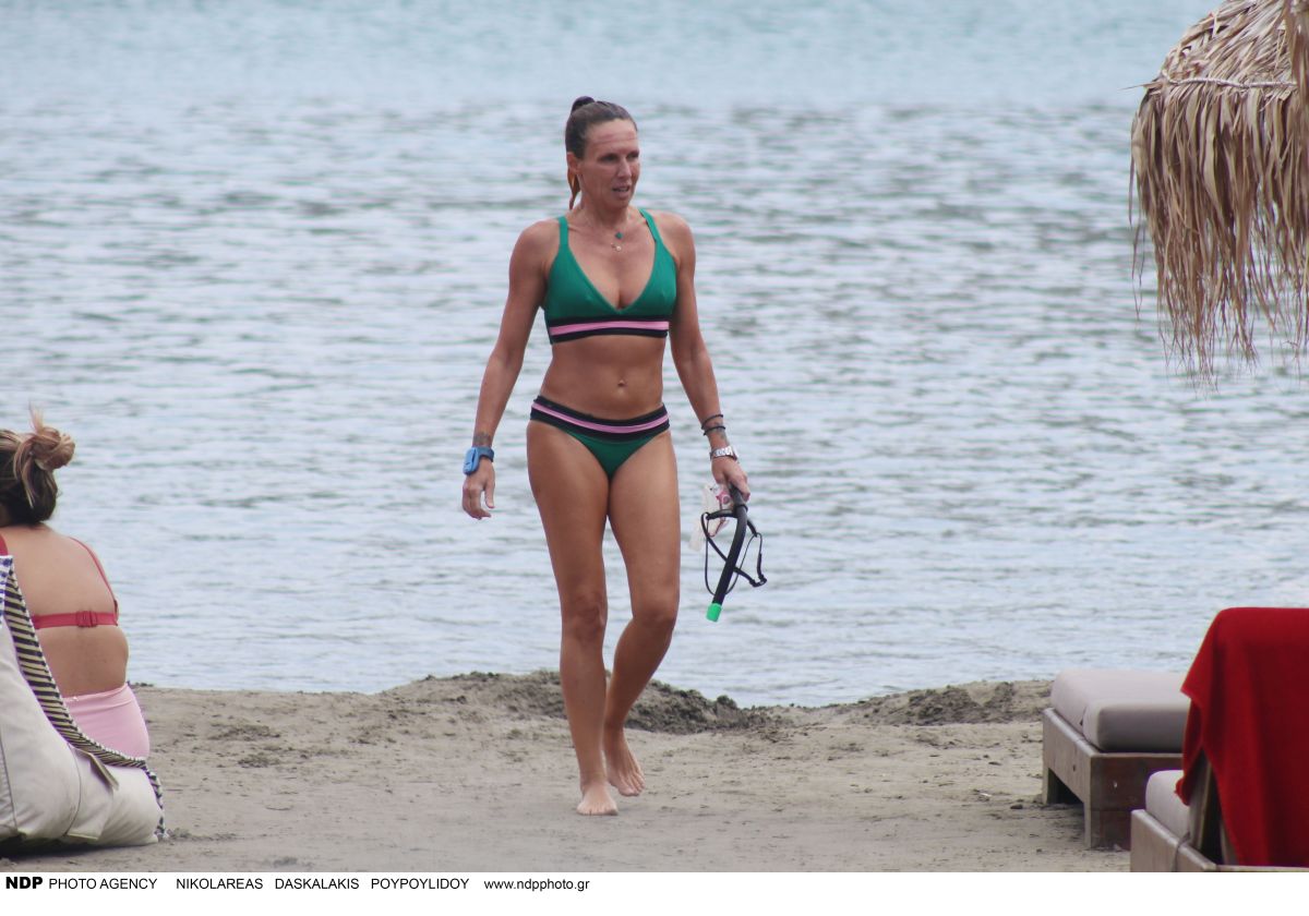 Εβελίνα Παπούλια: το καλοκαίρι δεν έχει τελειώσει ακόμη γι'αυτήν - Εντυπωσιακή εμφάνιση στην παραλία