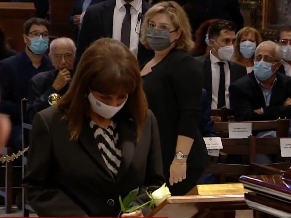 Μίκης Θεοδωράκης: Η υπόκλιση της Προέδρου της Δημοκρατίας [φωτογραφία]