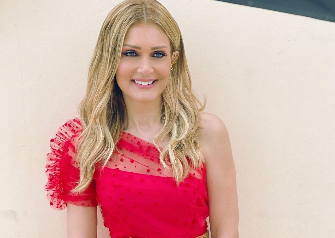 Νατάσσα Θεοδωρίδου: Γενέθλια για την τραγουδίστρια - Αγνώριστη με μαύρα μαλλιά σε πόζα της κόρη της