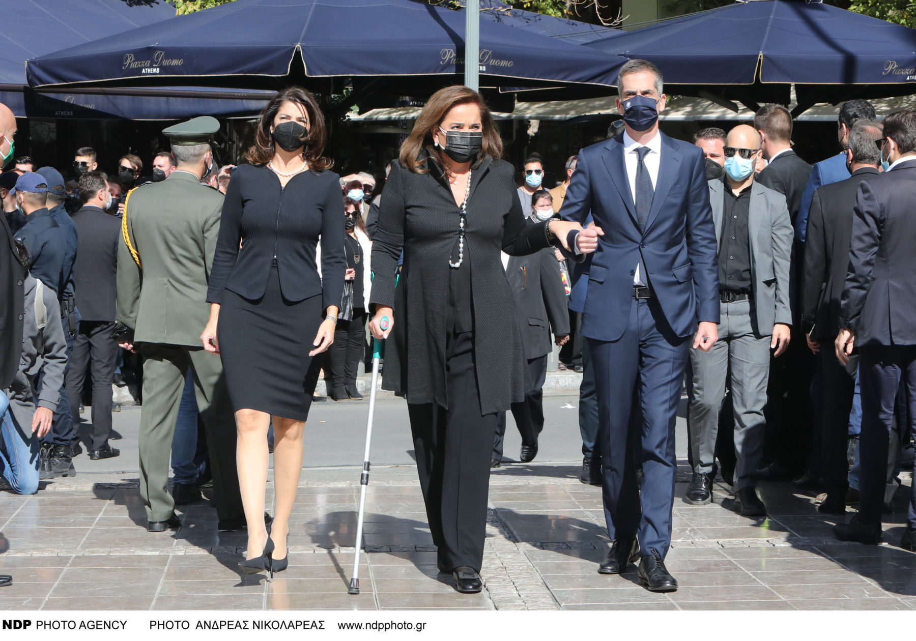 Ντόρα Μπακογιάννη: Με πατερίτσα και υποβασταζόμενη στην κηδεία της Φώφης Γεννημάτα [φωτογραφίες]