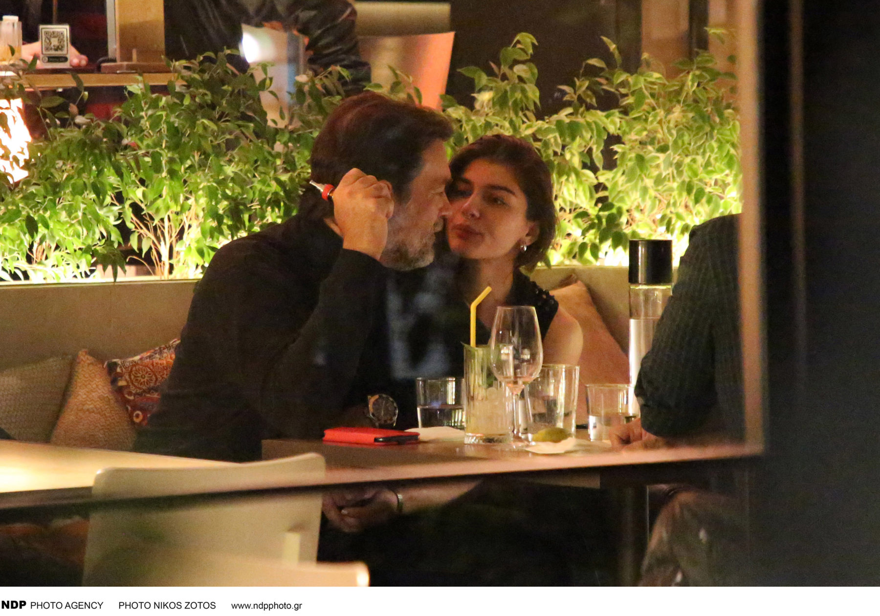 Κωνσταντίνος Καζάκος: Ρομαντικό δείπνο στην Γλυφάδα με την 25χρονη σύντροφό του [φωτογραφίες]