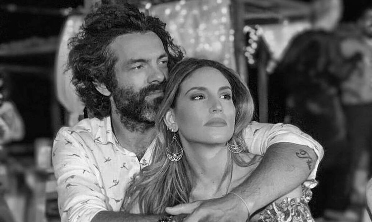 Αθηνά Οικονομάκου – Φίλιππος Μιχόπουλος: Επέτειος γάμου για το ζευγάρι – Οι αδημοσίευτες φωτογραφίες από το μυστήριο και το γλέντι