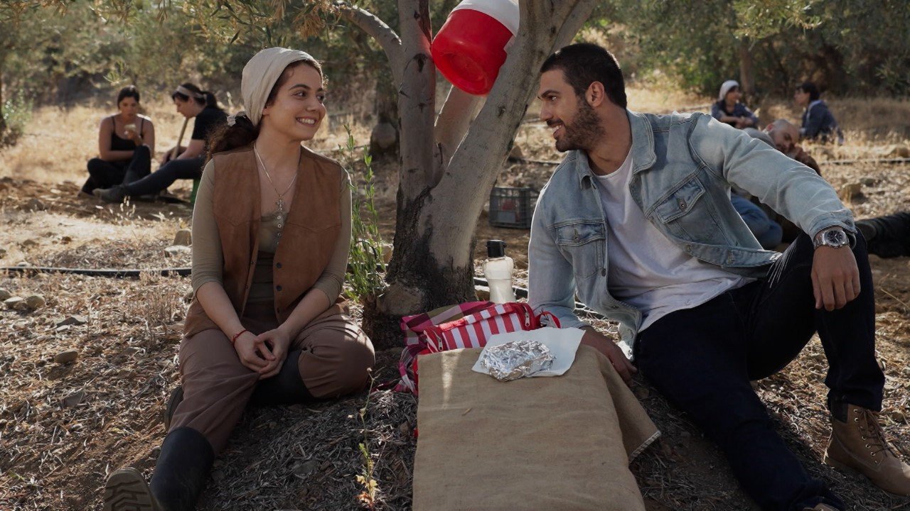 Ο Σπύρος Νικολαΐδης δίνει spoiler για την «Γη της ελιάς» - «Έχετε να δείτε πολλά από την Άννα! Θα τον τρελάνει το Δημήτρη!»