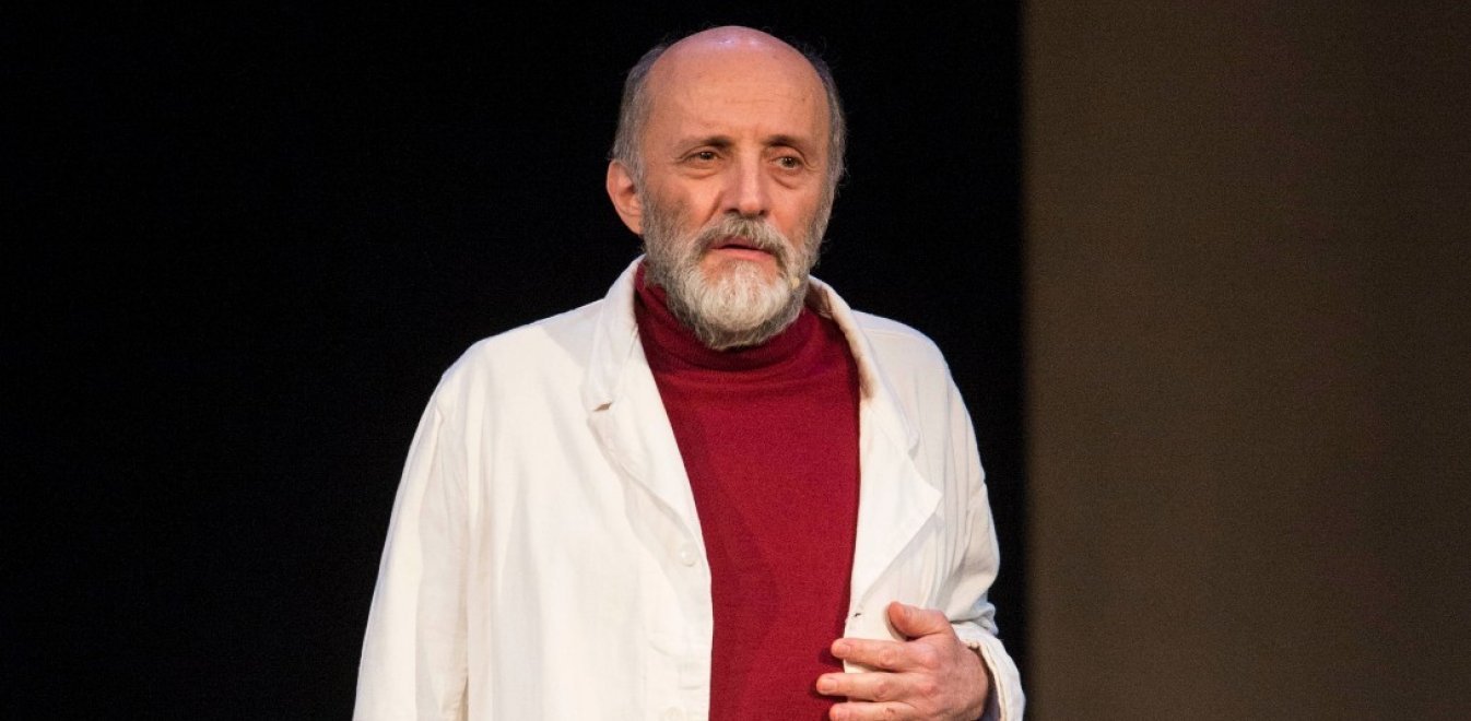 Μάνος Βακούσης: «Πριν γίνω ηθοποιός ήμουν βοηθός σε νεκροτομείο, μου έφεραν μια κοπέλα που ήταν γειτόνισσα μου»