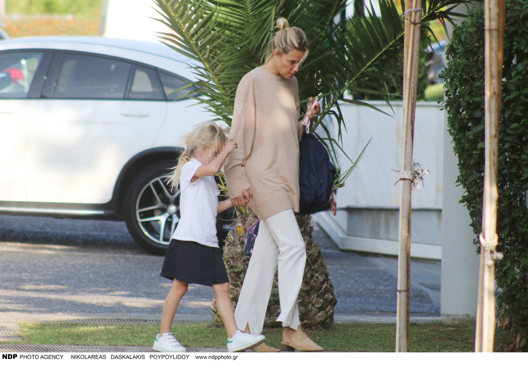 Βίκυ Καγιά: Βόλτα στη Γλυφάδα με φθινοπωρινό look και την κόρη της Μπιάνκα [φωτογραφίες]