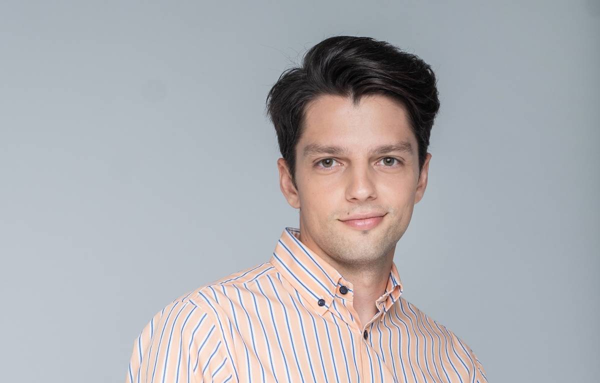 Αλέξανδρος Πιεχόβιακ: πρωταγωνιστεί στις δύο κορυφαίες κωμικές σειρές της σεζόν