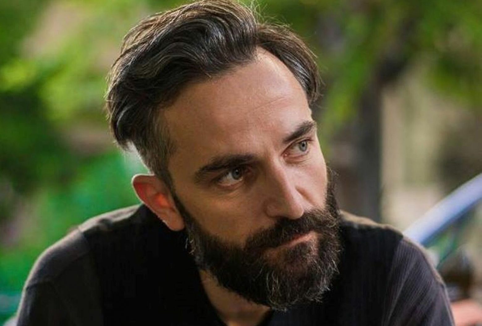 «Ο Άρης Σερβετάλης από το καλοκαίρι είχε πει ότι δεν θα παίξει στο θέατρο μόνο για εμβολιασμένους», λέει η εταιρεία παραγωγής