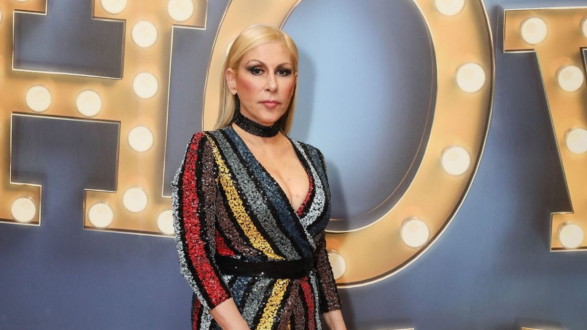 Έφη Σαρρή: «Είναι αλήθεια ότι τελευταία κάνω φοβερή καριέρα στο εξωτερικό. Κρίμα που στην Ελλάδα δεν το έχετε μάθει ακόμα»