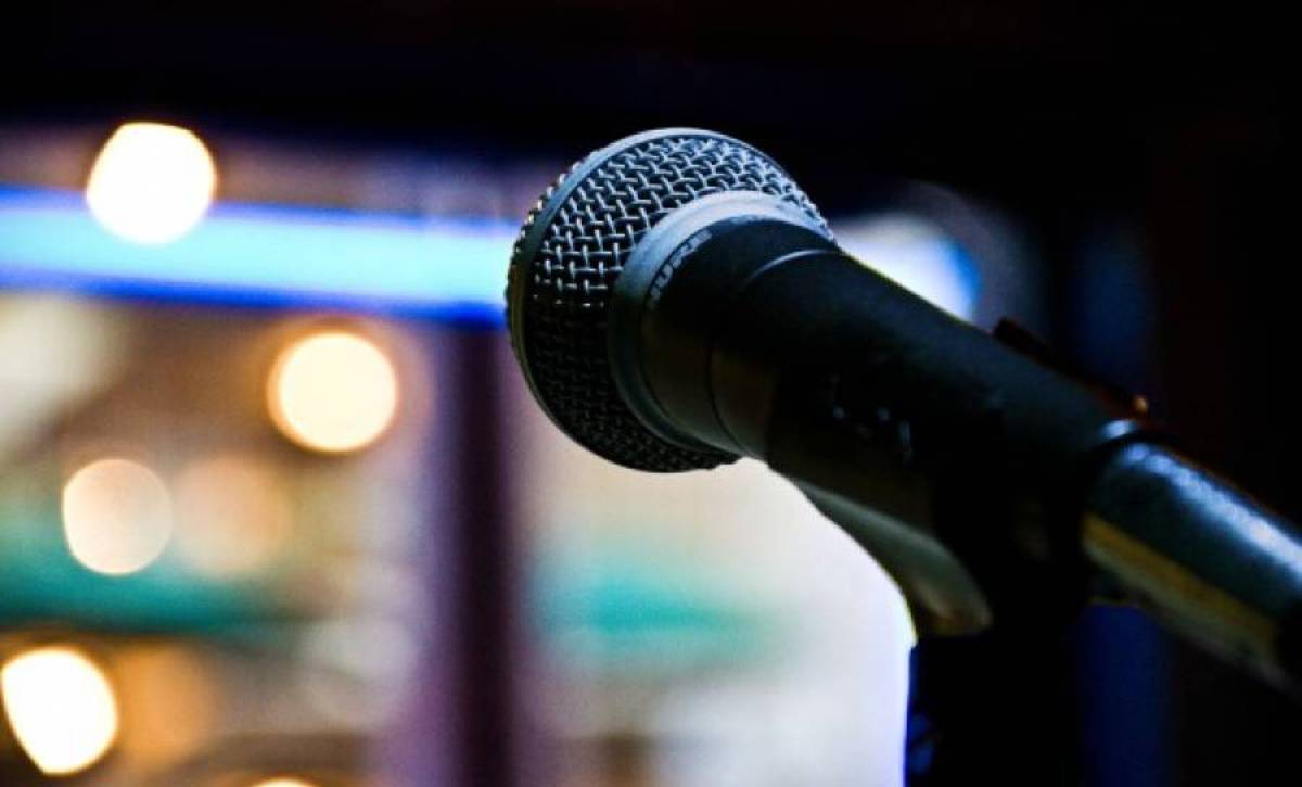 Πασίγνωστος τραγουδιστής επιτέθηκε λεκτικά σε συνεργάτιδα του – Όσα υποστηρίζει η ίδια