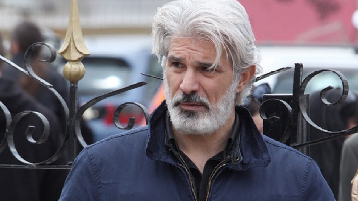 Μάνος Πίντζης: «Υπήρχε ένα περιβάλλον πολύ τοξικό με κάποιον ηθοποιό στη συνεργασία μας. Πιαστήκαμε στα χέρια»