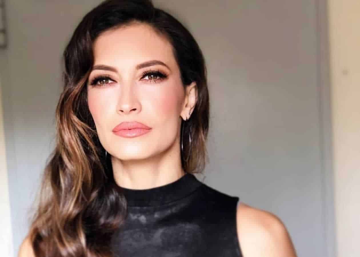 Μάρα Δαρμουσλή: Στην παραλία στον έβδομο μήνα της εγκυμοσύνης της [φωτογραφίες]