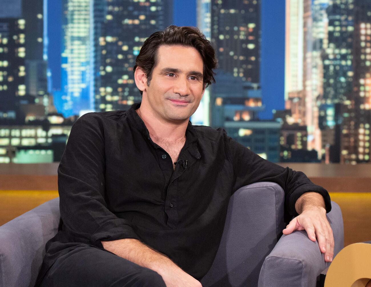 Οδυσσέας Παπασπηλιόπουλος: Σπάνια εμφάνιση για τον ηθοποιό στο κέντρο της Αθήνας [φωτογραφίες]