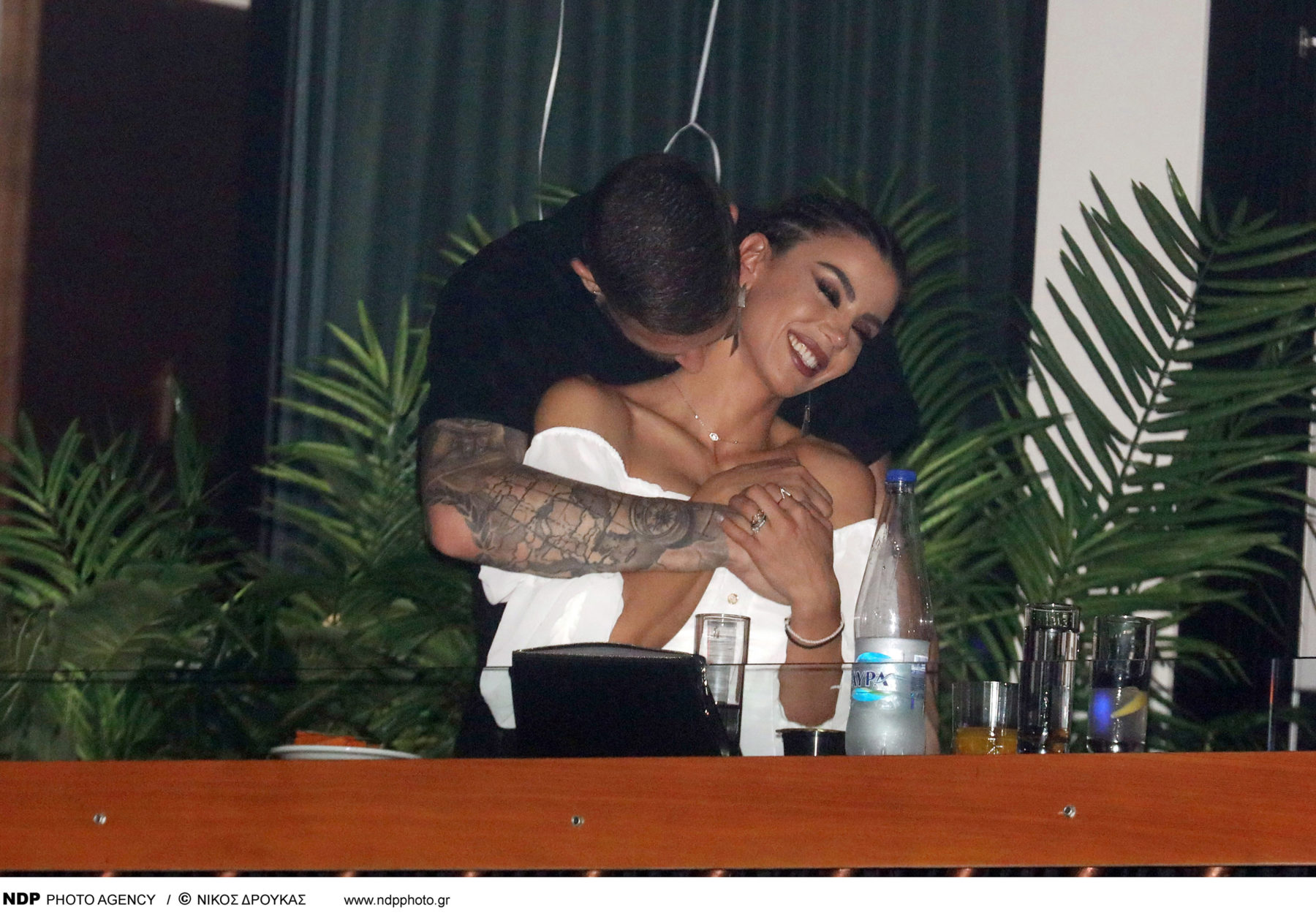 Ειρήνη Παπαδοπούλου - Aλέξανδρος Πασχαλάκης: «Καυτά» φιλιά στο κέντρο που εμφανίζεται ο Βέρτης (φωτογραφίες)