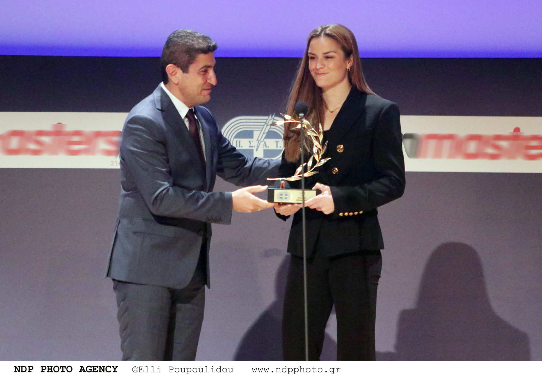 Μαρία Σάκκαρη: Με total black look στην βράβευσή της ως «Κορυφαία αθλήτρια για το 2021»