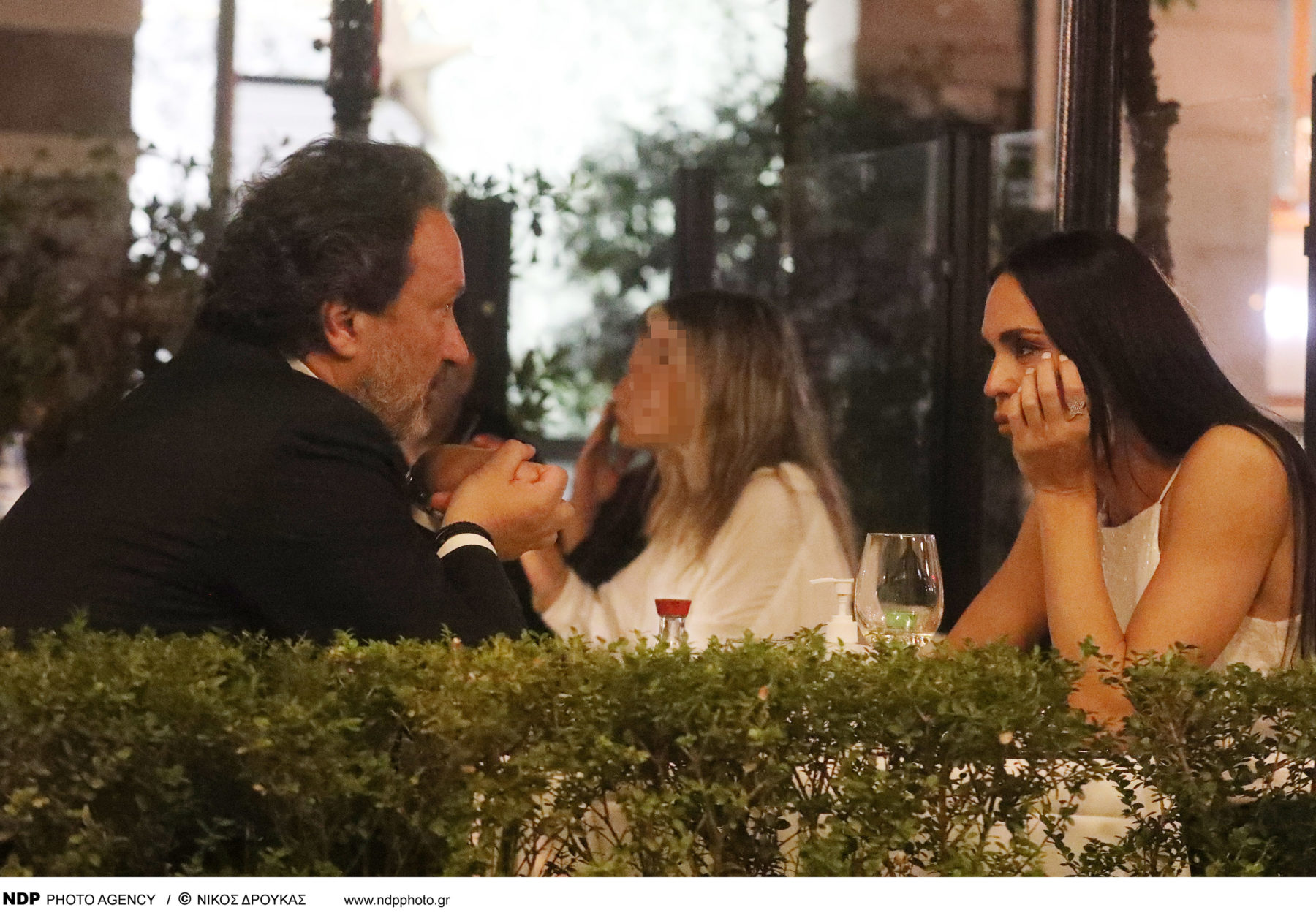 Νικολέττα Καρρά - Διονύσης Παναγιωτάκης: Ρομαντικό δείπνο στο κέντρο της Αθήνας (φωτογραφίες)