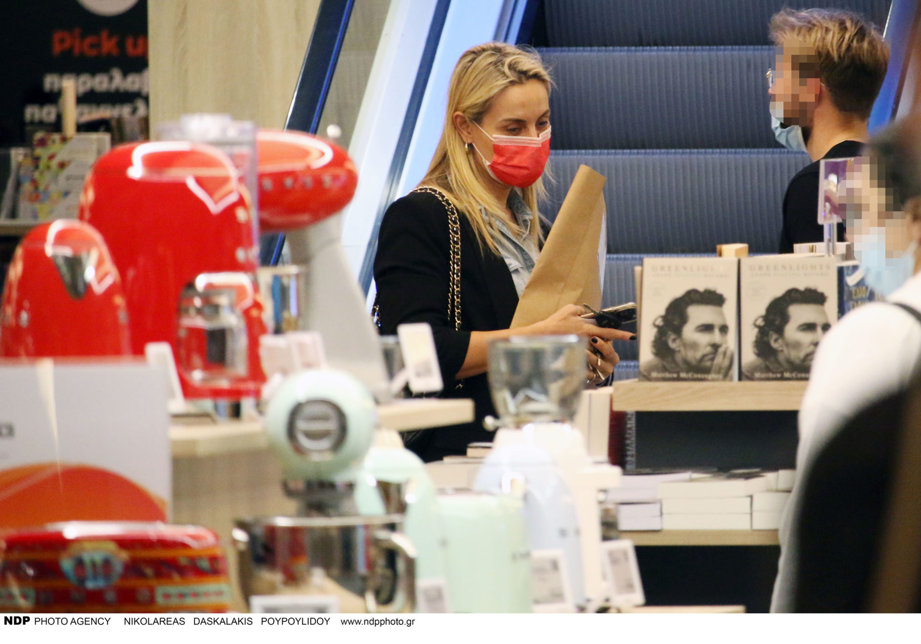 Ελεωνόρα Μελέτη: Βόλτα σε εμπορικό κέντρο με την τριών ετών κόρη της (φωτογραφίες)