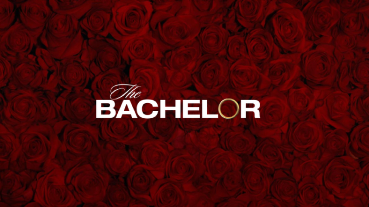 Παίκτρια του The Bachelor 2 πήγε σε εκδήλωση χωρίς εσώρουχα! Το προκλητικό φόρεμα με το βαθύ σκίσιμο (φωτογραφίες)