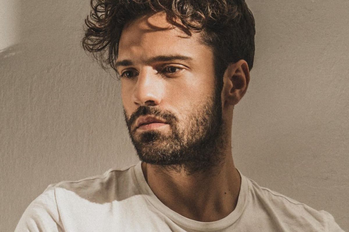 Κωνσταντίνος Αργυρός: Χαλαρές στιγμές για τον τραγουδιστή στο κέντρο της Αθήνας (φωτογραφίες)