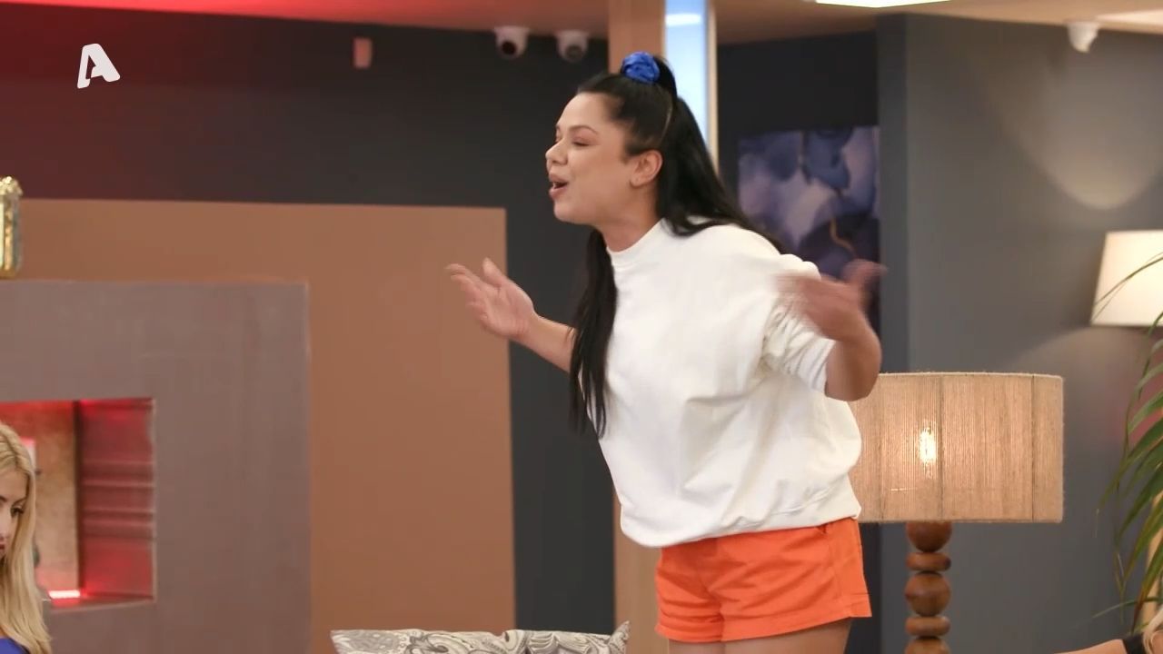 The Bachelor 2: «Είσαι μια γελοία, πενηντάρα με κόμπλεξ - Δεν θέλω μαζί σου άλλη κουβέντα»