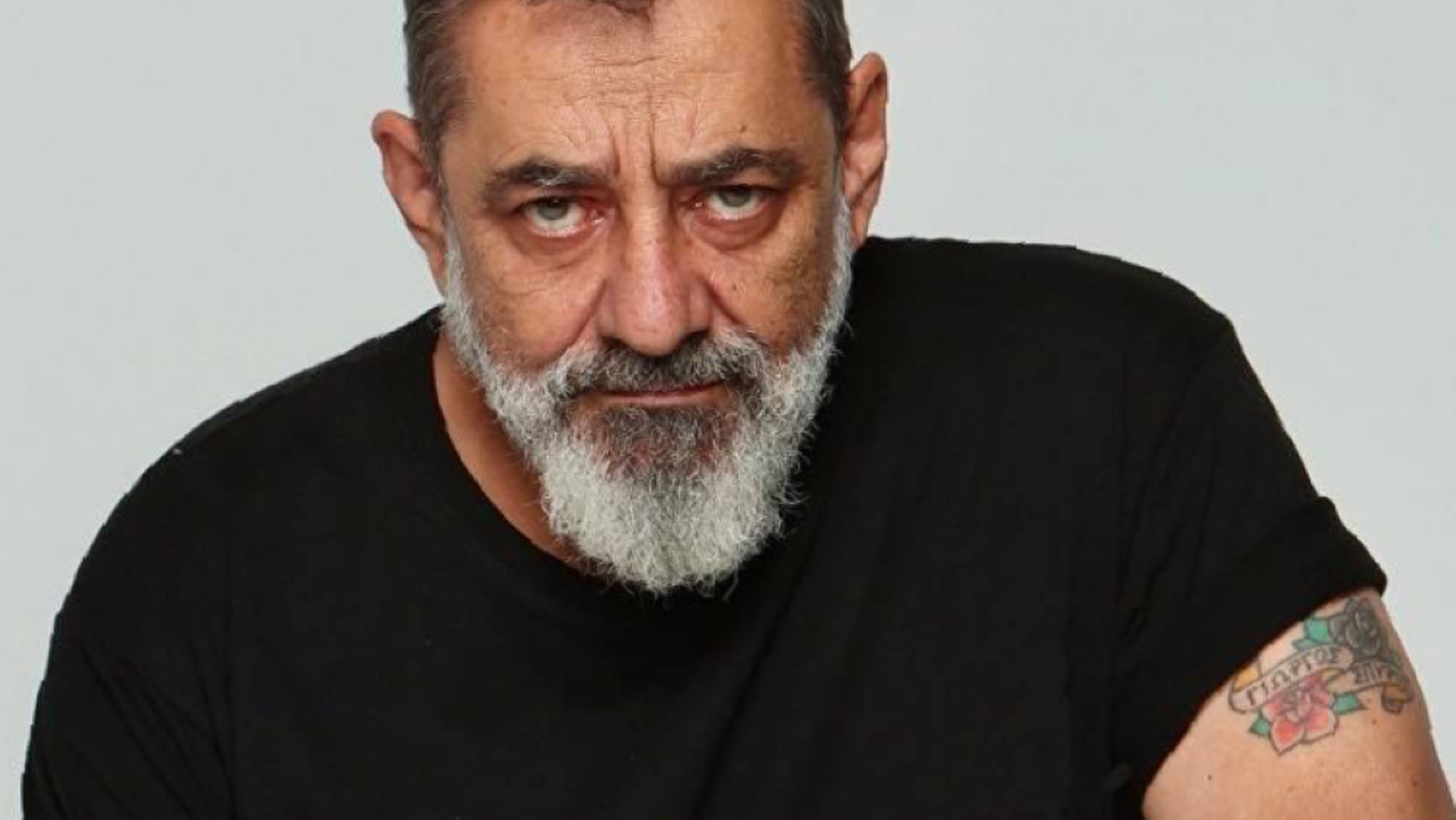 Ο Αντώνης Καφετζόπουλος στους δημοσιογράφους: «Αν δεν ήσασταν εμβολιασμένοι, θα σας πέταγα έξω αυτή τη στιγμή»