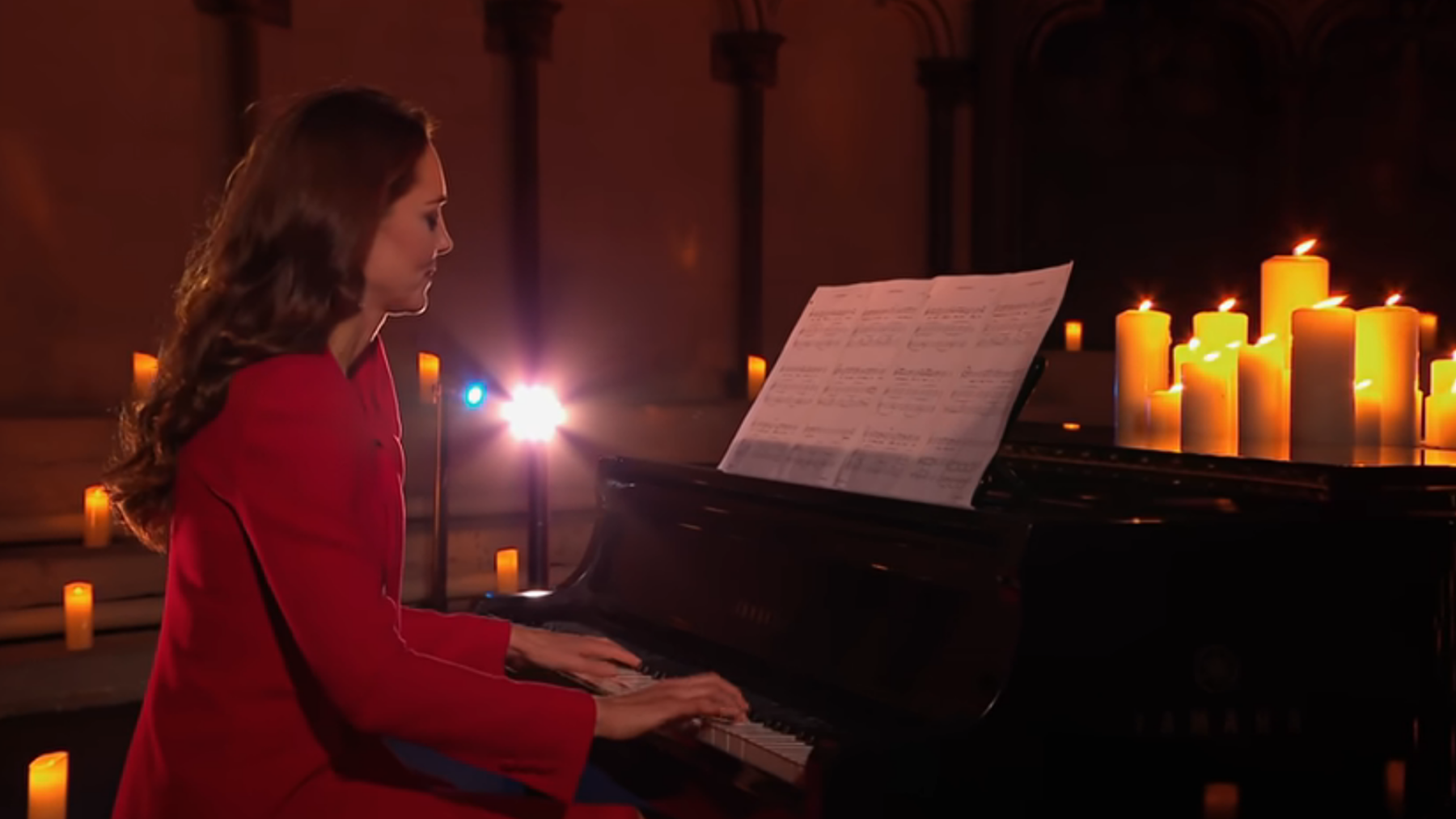 Η Δούκισσσα του Κέμπριτζ έπαιξε πιάνο για τα θύματα της πανδημίας και το twitter υποκλίθηκε