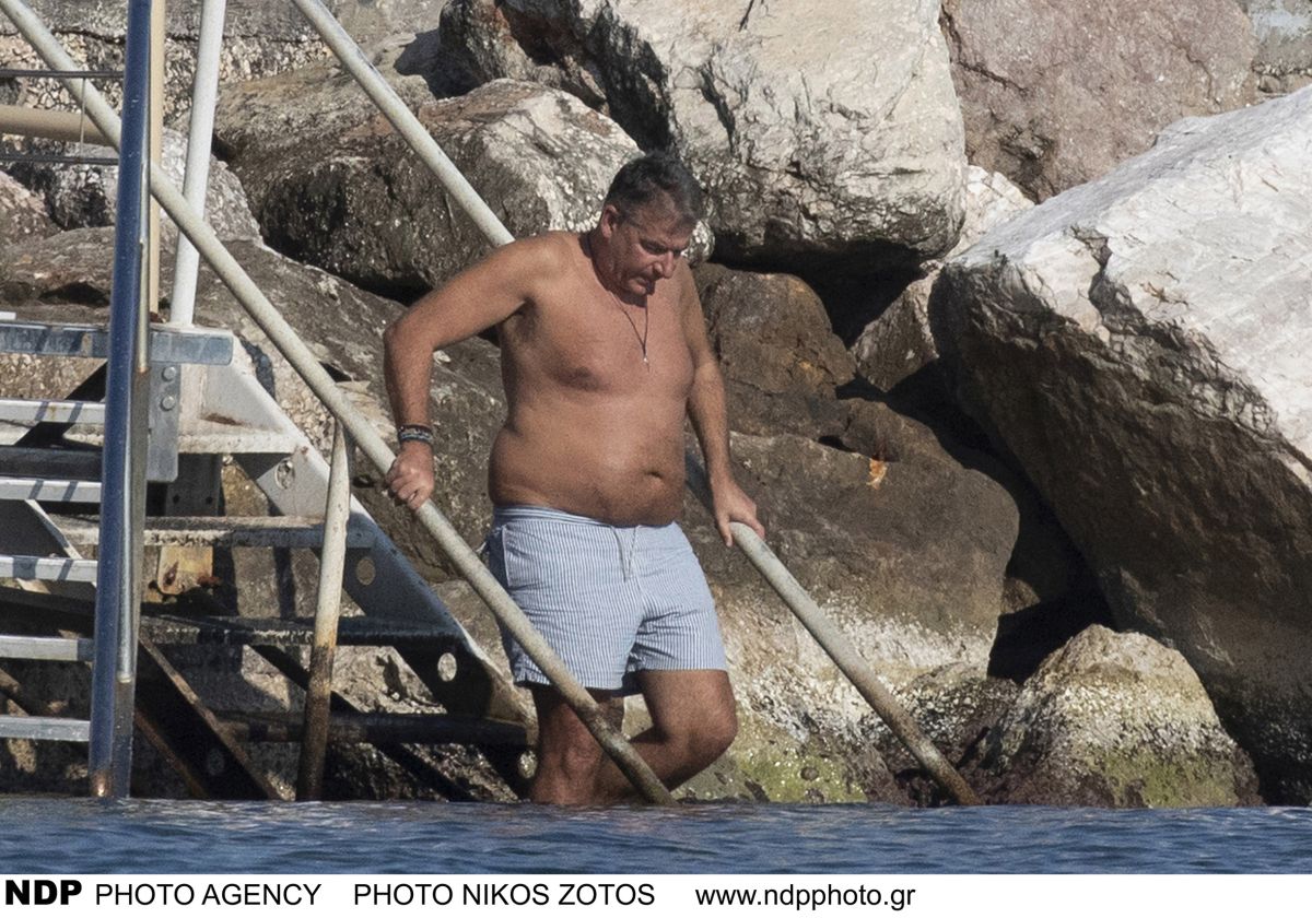 Γιώργος Λιάγκας: απολαμβάνει τις βουτιές του στη Βουλιαγμένη Δεκέμβρη μήνα