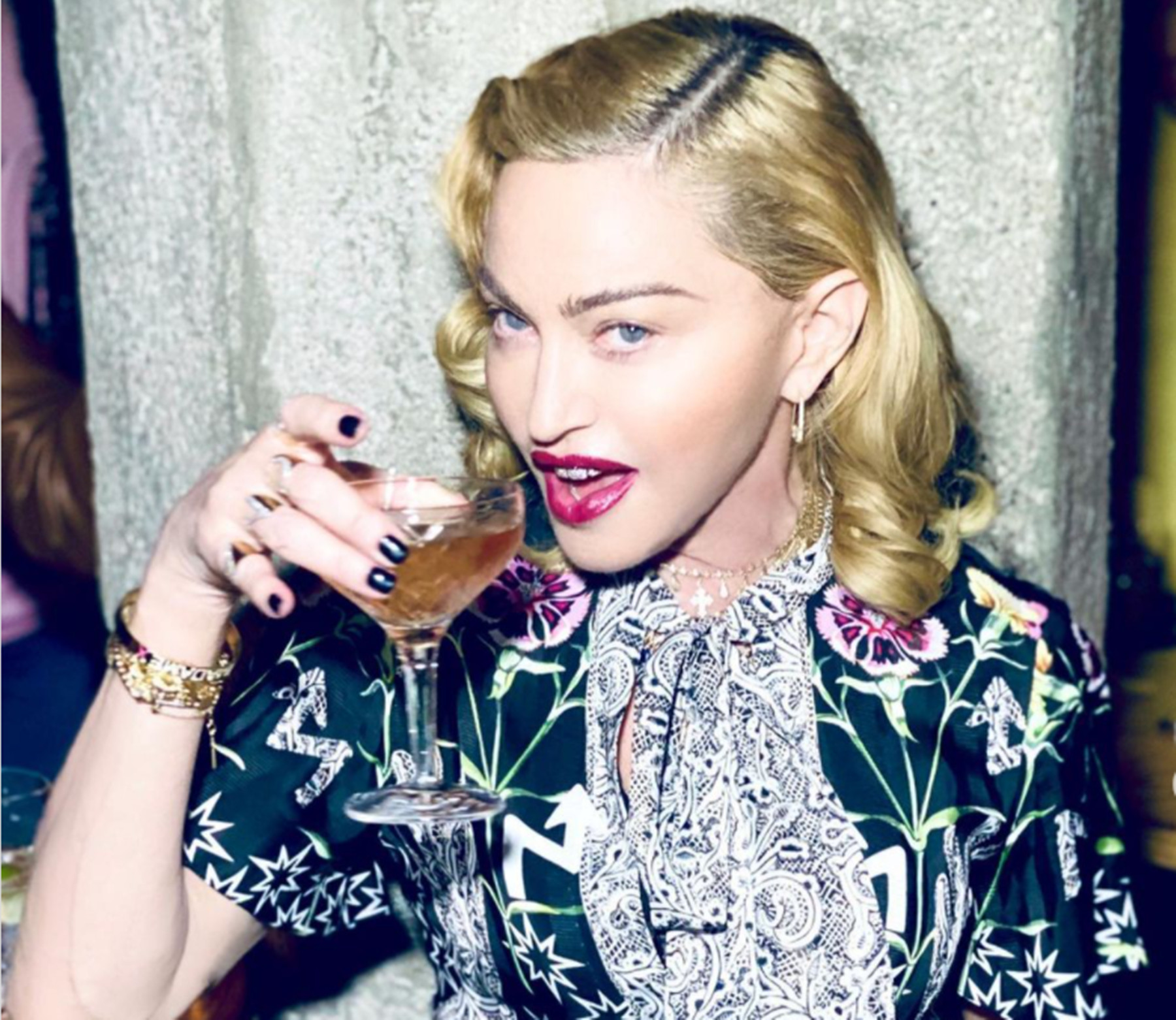 Η Μαντόνα «τρέλανε» το Instagram - Ποζάρει με μίνι φόρεμα και δικτυωτό καλσόν