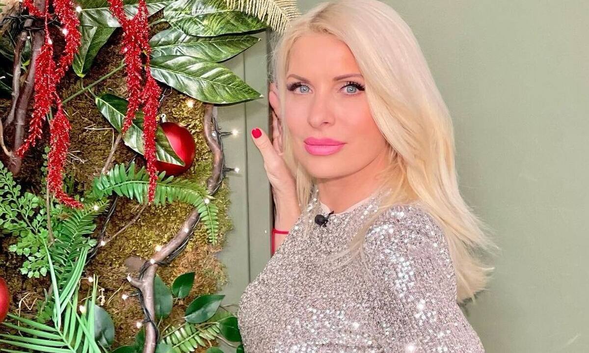 Ελένη Μενεγάκη: Η φωτογραφία από την παιδική της ηλικία δίπλα στο χριστουγεννιάτικο δέντρο