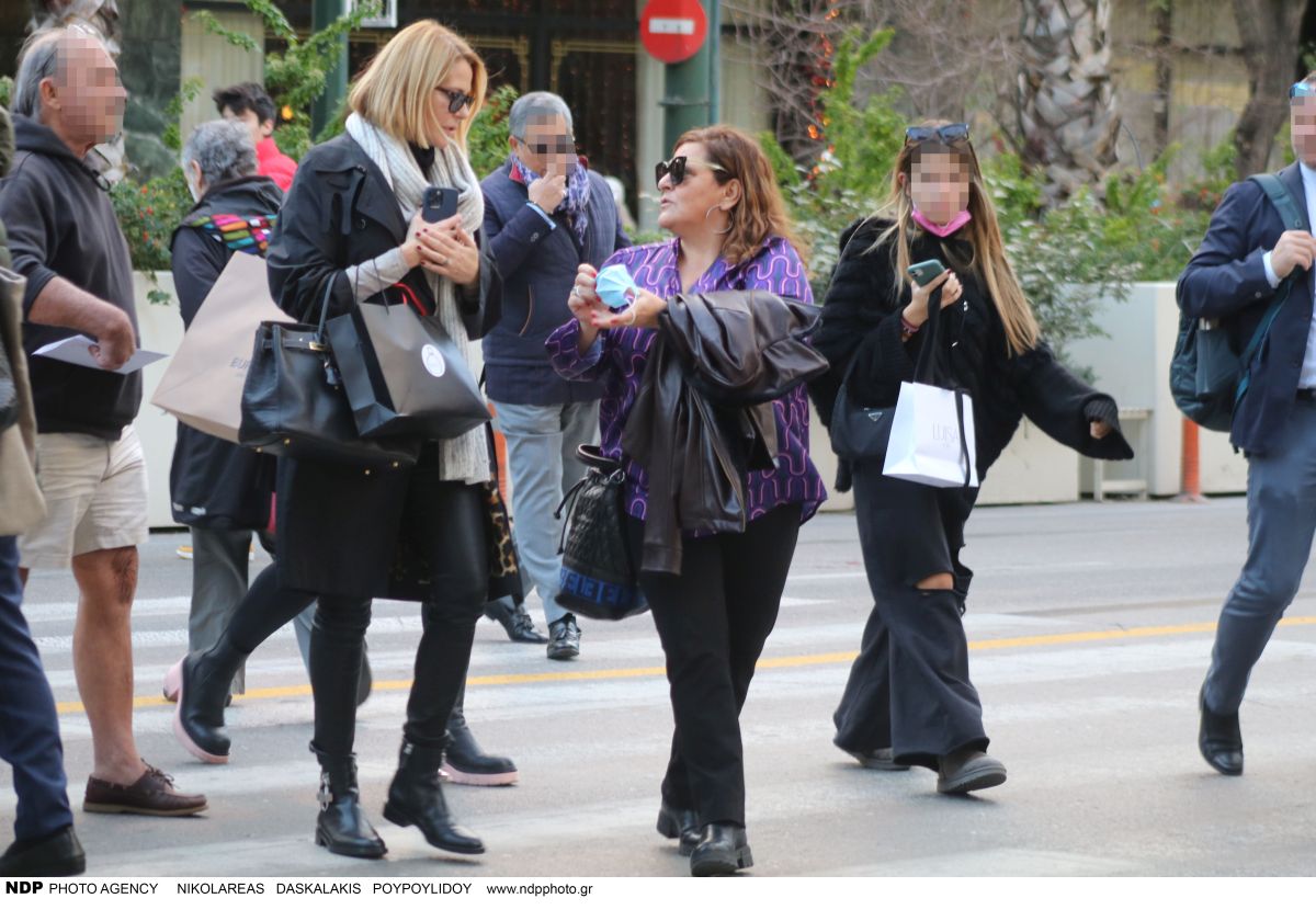 Τζένη Μπαλατσινού - Βίκυ Σταυροπούλου: μαζί για ψώνια στο κέντρο της Αθήνας (φωτογραφίες)