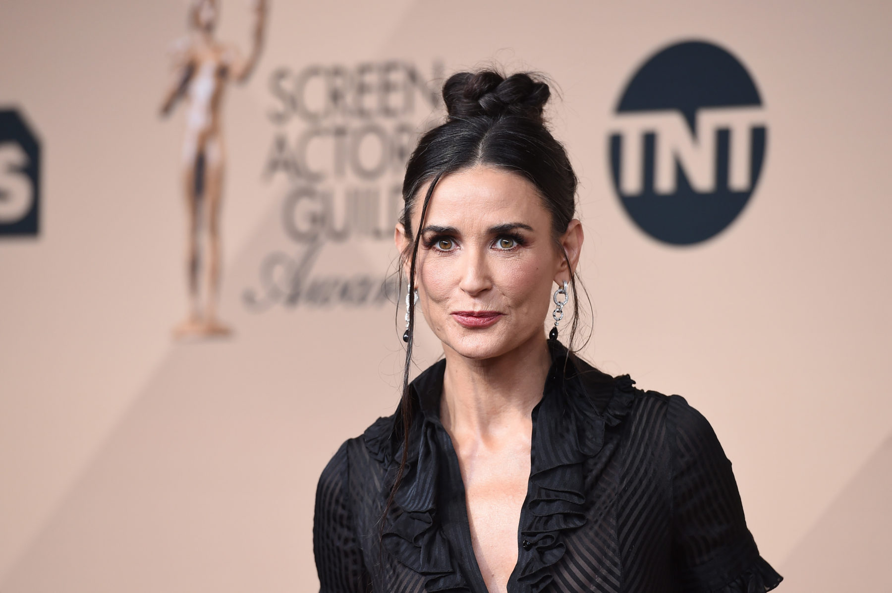 Η Demi Moore ποζάρει αμακιγιάριστη στα 59 της