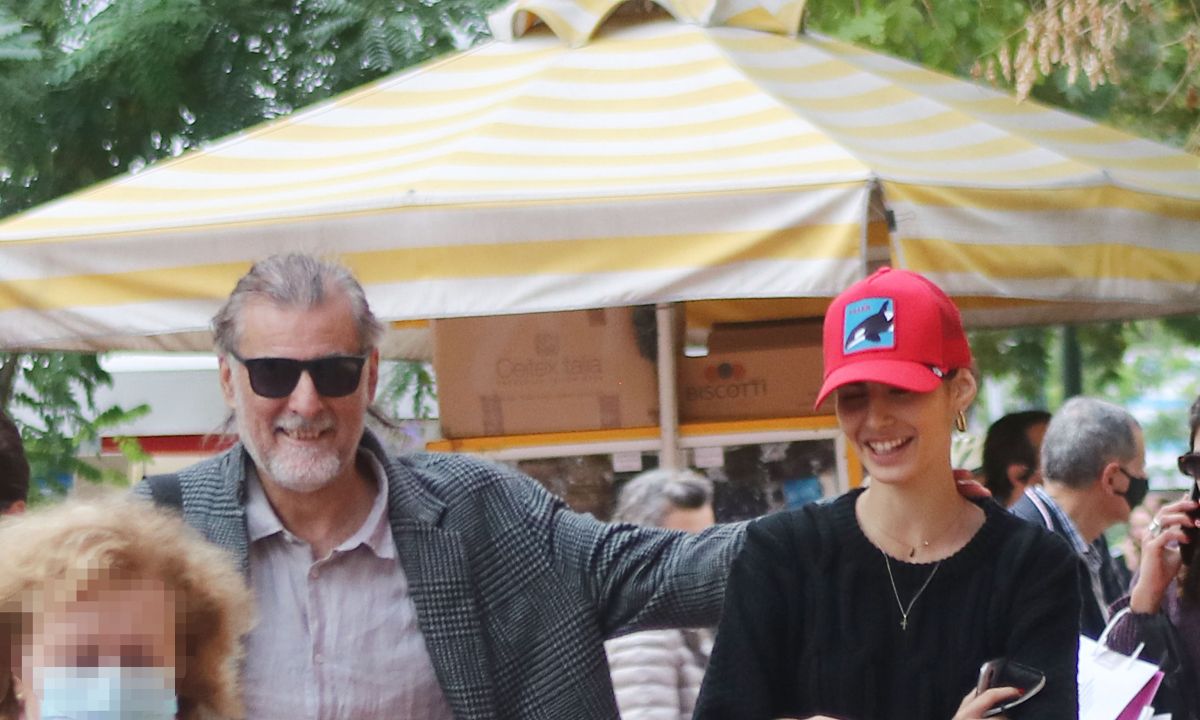 Φίλιππος Πλιάτσικας: βόλτα στο κέντρο της πόλης με την κόρη του Κωνσταντίνα