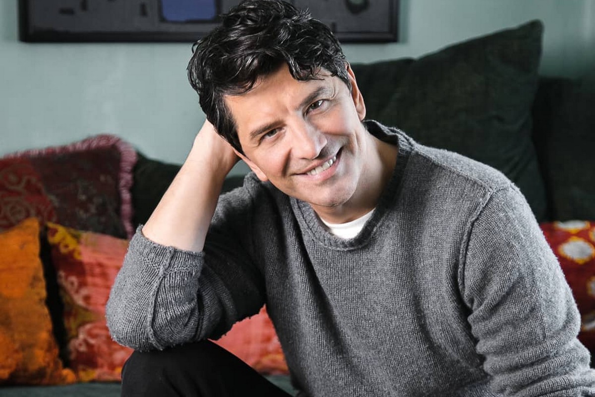 Σάκης Ρουβάς: Χριστουγεννιάτικες βουτιές για τον Έλληνα pop star