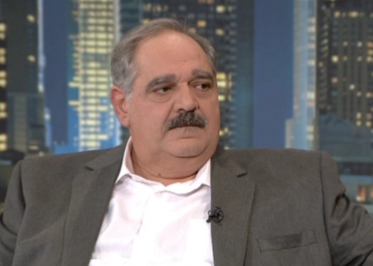 Ο Γιώργος Σουξές ράβει γαμπριάτικο κοστούμι