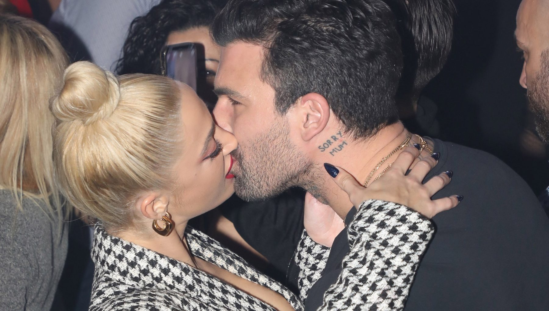 Ιωάννα Τούνη - Δημήτρης Αλεξάνδρου: Παθιασμένα φιλιά σε βραδινή έξοδο (φωτογραφίες)