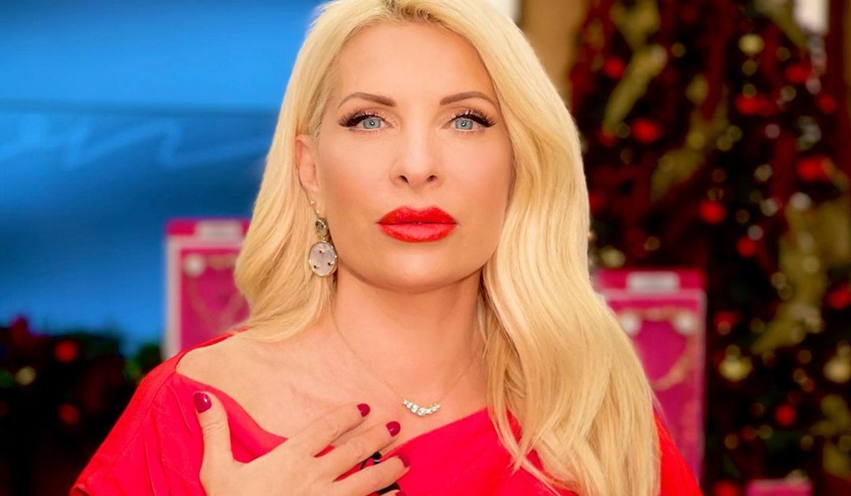 Ελένη Μενεγάκη: Ποζάρει χωρίς ίχνος μακιγιάζ στο Λαγονήσι