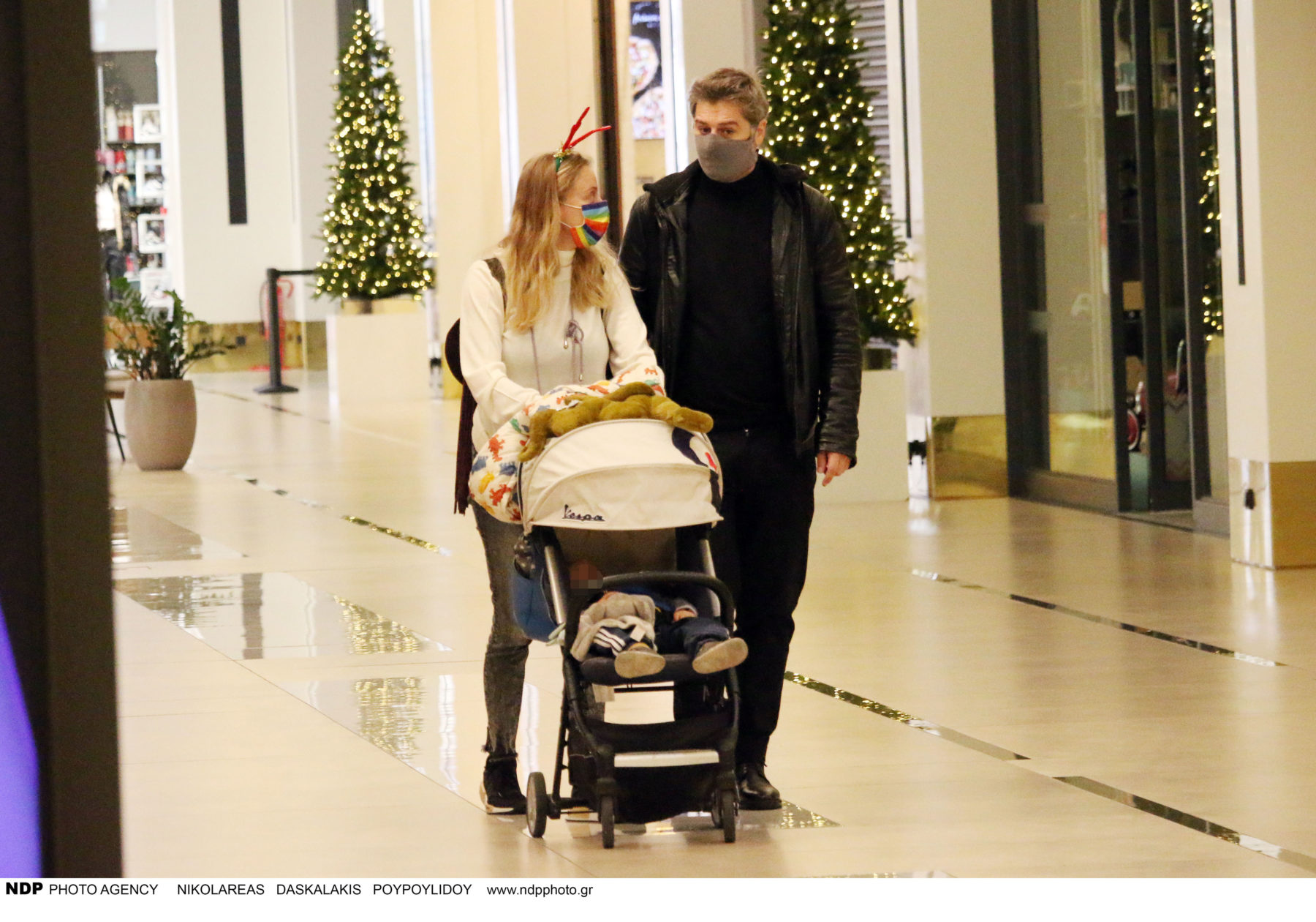 Αλέξανδρος Μπουρδούμης - Λένα Δροσάκη: Οικογενειακή βόλτα με τον γιο τους (φωτογραφίες)