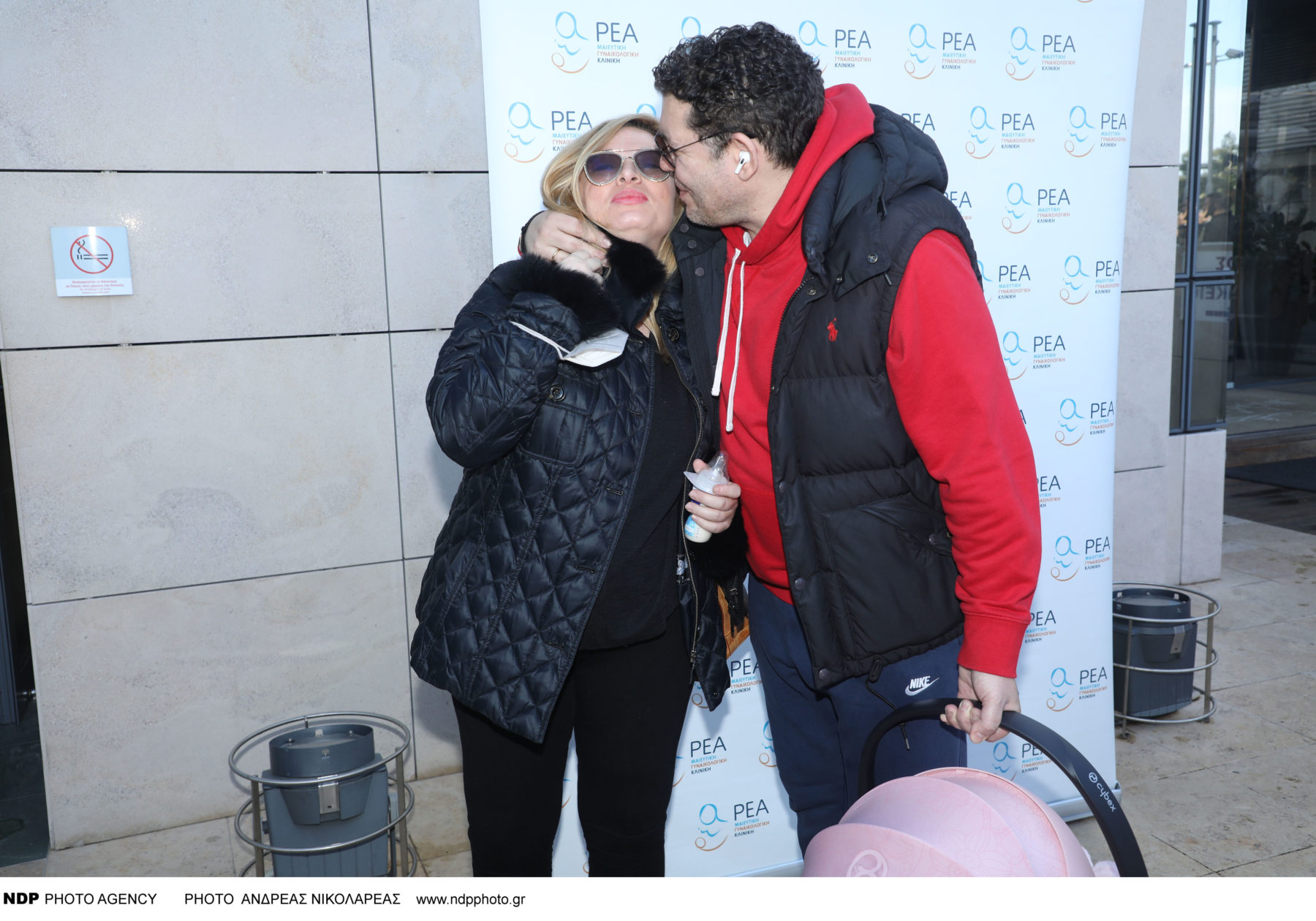 Γρηγόρης Μπιθικώτσης – Ελένη Τσιριγκάκη: Εξιτήριο από το μαιευτήριο με την κόρη τους (φωτογραφίες)