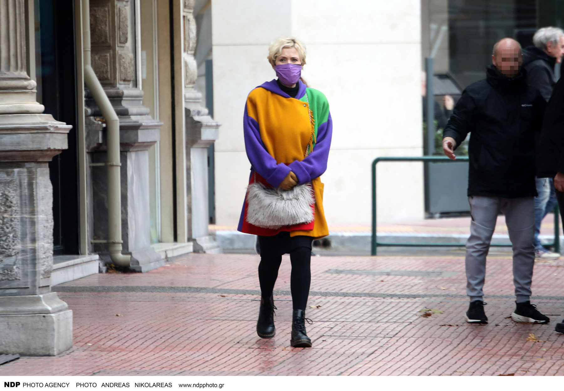 Κωνσταντίνα Μιχαήλ: Με casual σύνολο στο κέντρο της Αθήνας (φωτογραφίες)