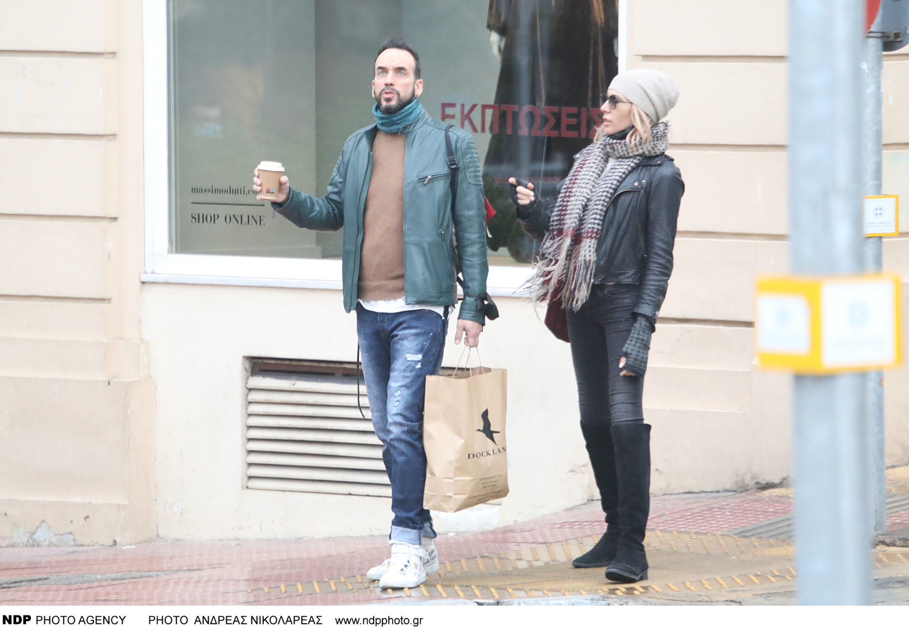 Πάνος Μουζουράκης - Τζίνα Βαρελά: Βόλτα για δυο στο Κολωνάκι (φωτογραφίες)