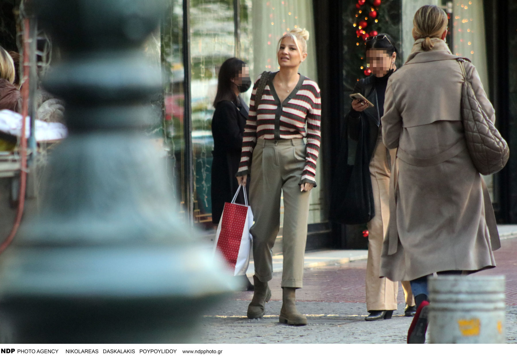 Φαίη Σκορδά: Με casual ντύσιμο στο κέντρο της Αθήνας (φωτογραφίες)