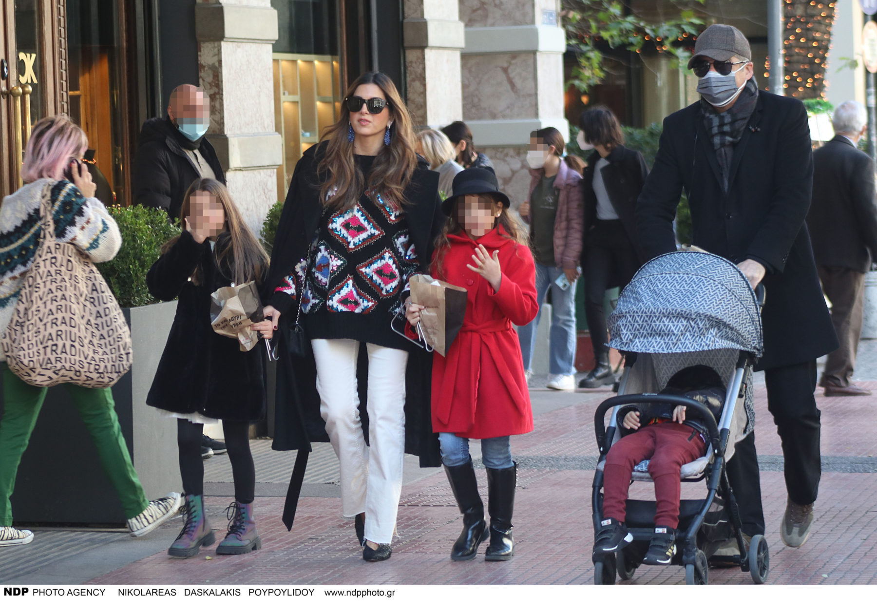 Σταματίνα Τσιμτσιλή: Σπάνια οικογενειακή βόλτα στο κέντρο της Αθήνας (φωτογραφίες)