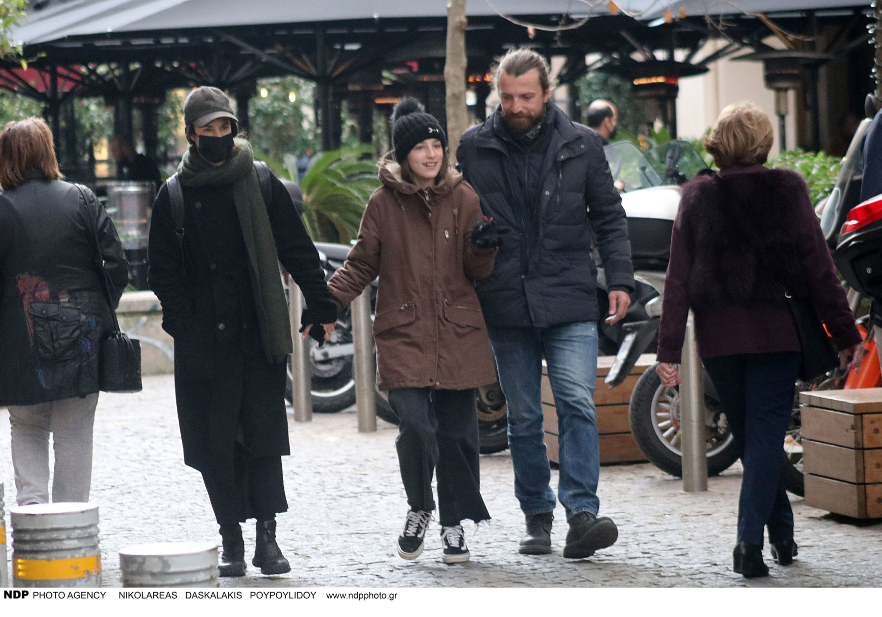 Πάνος Γκόγκος: Σπάνια οικογενειακή βόλτα με την σύζυγό του και την κόρη τους (φωτογραφίες)