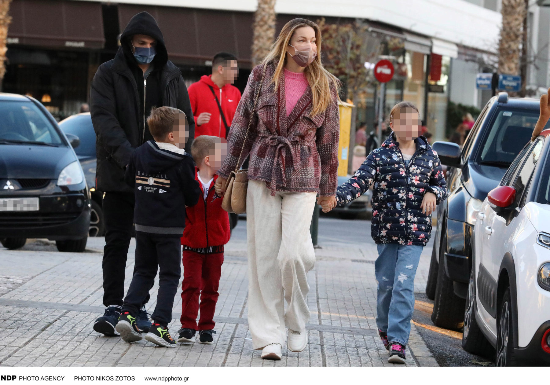 Mαριέττα Χρουσαλά - Λέων Πατίτσας: Οικογενειακή βόλτα στη Γλυφάδα (φωτογραφίες)