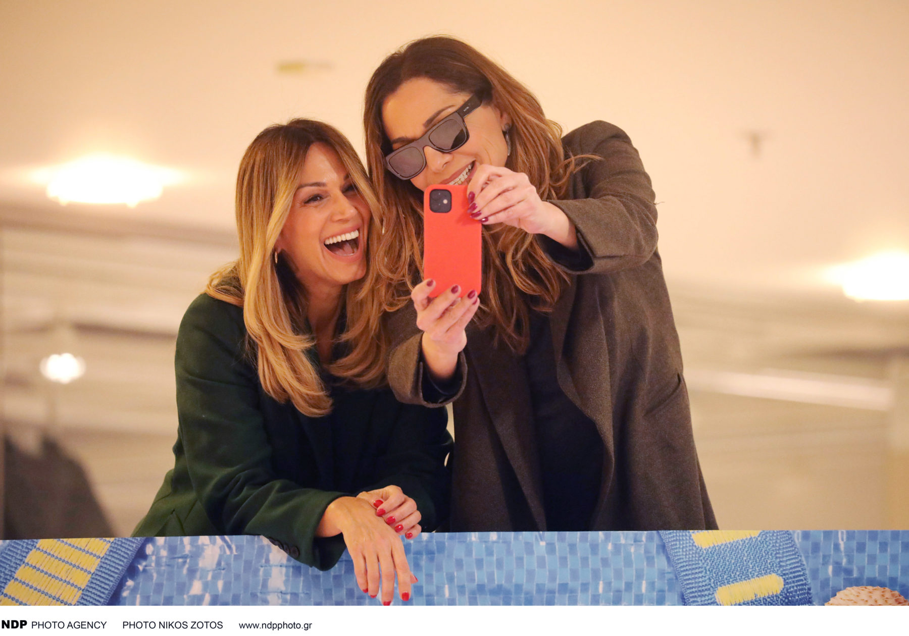 Δέσποινα Βανδή - Έλλη Κοκκίνου: Βόλτα σε εμπορικό κέντρο για τις τραγουδίστριες (φωτογραφίες)