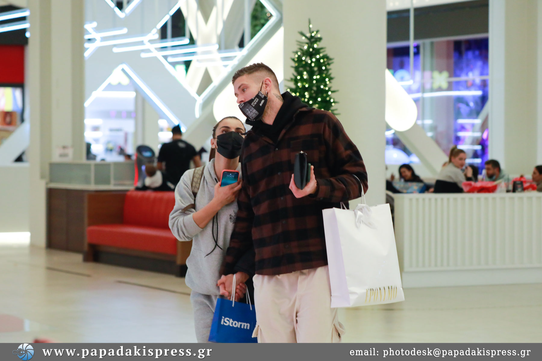 Ειρήνη Παπαδοπούλου - Αλέξανδρος Πασχαλάκης: «Καυτά» φιλιά σε εμπορικό κέντρο για το ζευγάρι (φωτογραφίες)