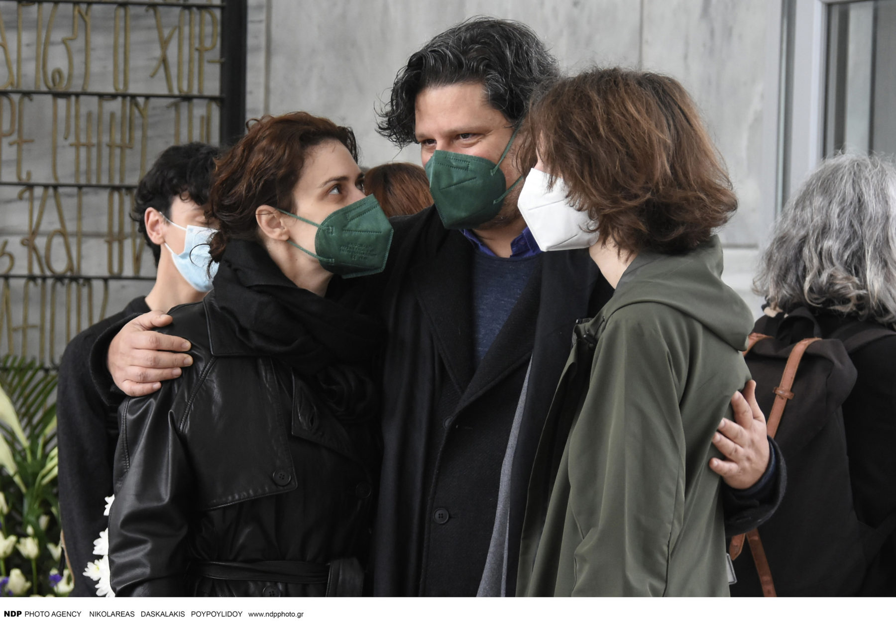 Λευτέρης Χαρίτος: Συντετριμμένος ο σκηνοθέτης των «Άγριων Μελισσών» στην κηδεία του πατέρα του (φωτογραφίες)