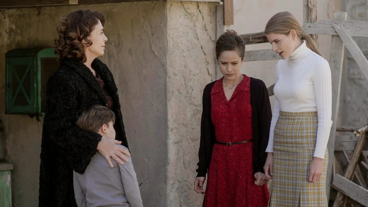 Άγριες μέλισσες spoiler: η Ασημίνα εκδικείται τη Μυρσίνη για τον Σέργιο